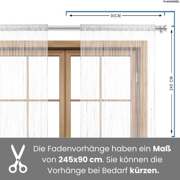 Zwei weiße Fadenvorhänge fallen geschmeidig von einer silbernen Vorhangstange, darunter die Maßangabe 245x90 Zentimeter.