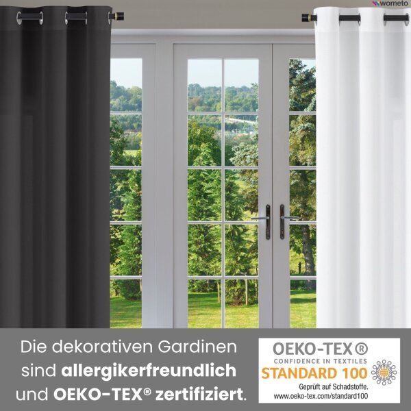 Ein dunkelgrauer und weißer Vorhang hängen vor dem Fenster, darunter der Hinweis, dass sie OEKO-TEX zertifiziert sind.