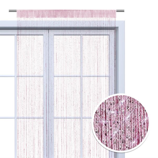 Ein rosa-silberner Fadenvorhang mit extravagantem Glitzereffekt und Lurex-Veredelung hängt vor dem Fenster.