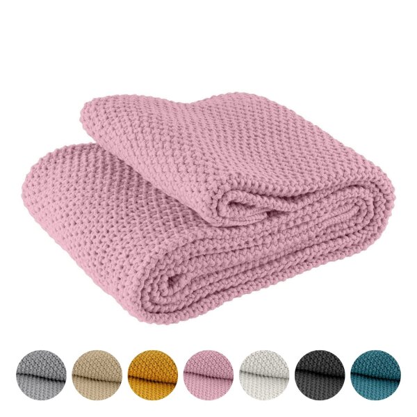 Eine Strickdecke in der Farbe Rosa, darunter sieben verschiedene Farbvarianten der gleichen Kuscheldecke.