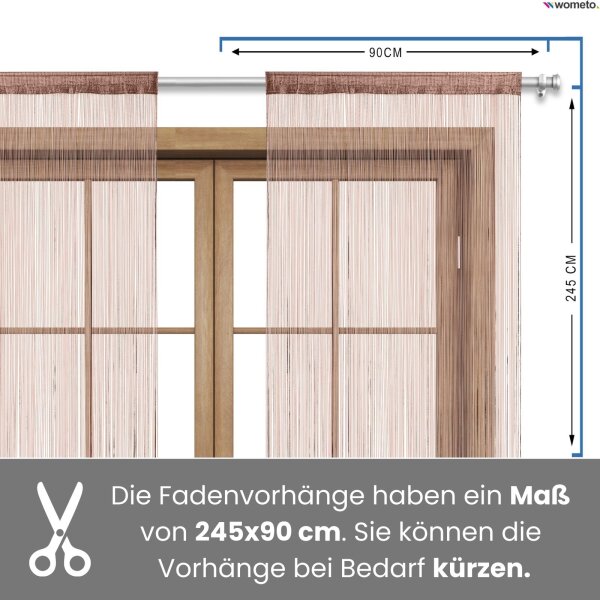 Vorm Fenster hängt ein brauner Fadenvorhang und daneben steht die Maßangabe 245x90 Zentimeter geschrieben.