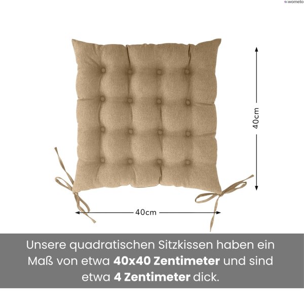 Die Sitzauflagen in Beige haben ein quadratisches Maß von etwa 40x40 Zentimeter und sind etwa 4 Zentimeter dick.