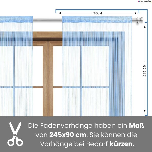 Vorm Fenster hängt ein blauer Fadenvorhang und daneben steht die Maßangabe 245x90 Zentimeter geschrieben.