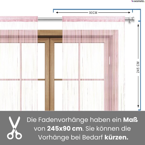 Zwei Fadenvorhänge in Hellrose mit der Maßangabe 245x90 Zentimeter hängen an einer Vorhangstange vorm Fenster.