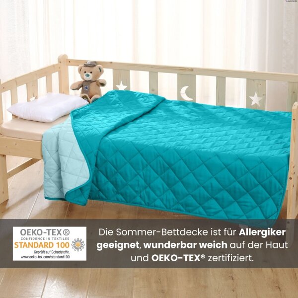 Ein türkises Steppbett mit dem Hinweis, dass es allergikerfreundlich und OEKO-TEX zertifiziert ist.