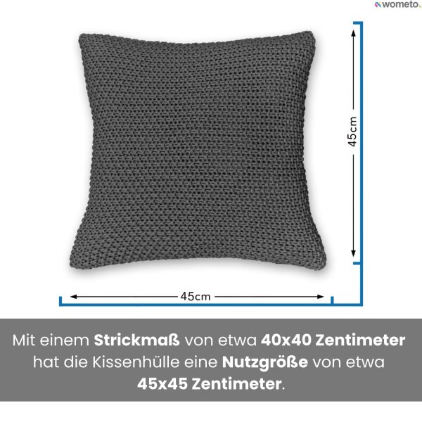 Der dunkelgraue Strick-Kissenbezug ist quadratisch und misst etwa 45x45 Zentimeter.