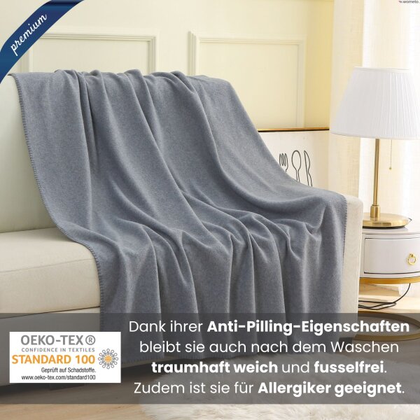 Die graue Premium-Fleecedecke als Couchdecke ist traumhaft weich, fusselfrei und allergikerfreundlich.