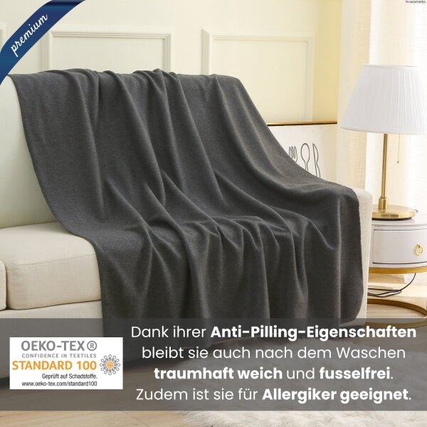 Die dunkelgraue Premium-Fleecedecke als Sofadecke ist kuschelweich, fusselfrei und OEKO-TEX zertifiziert.